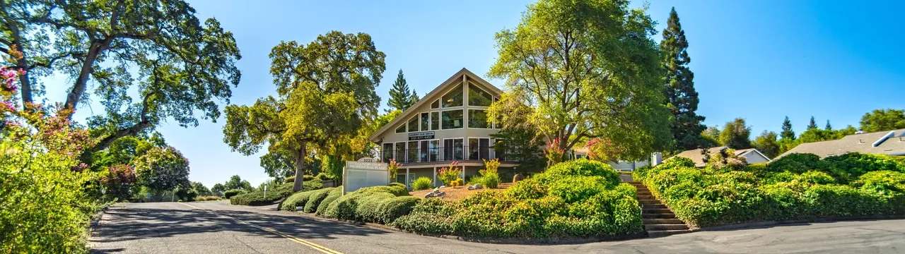 Outside view of Country Club Dental office